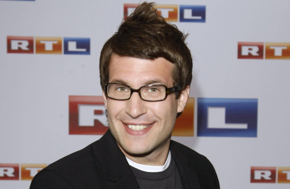 Daniel Hartwich posiert vor RTL-Wand