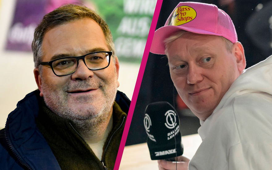 Elton lächelt, Knossi guckt mit Cappy auf dem Kopf und Mikrofon in der Hand kritisch zur Seite