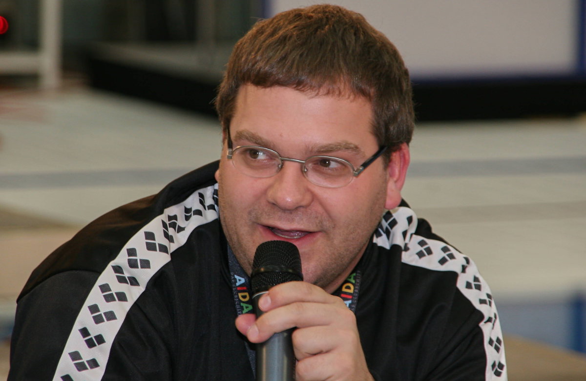 Elton spricht ins Mikrofon