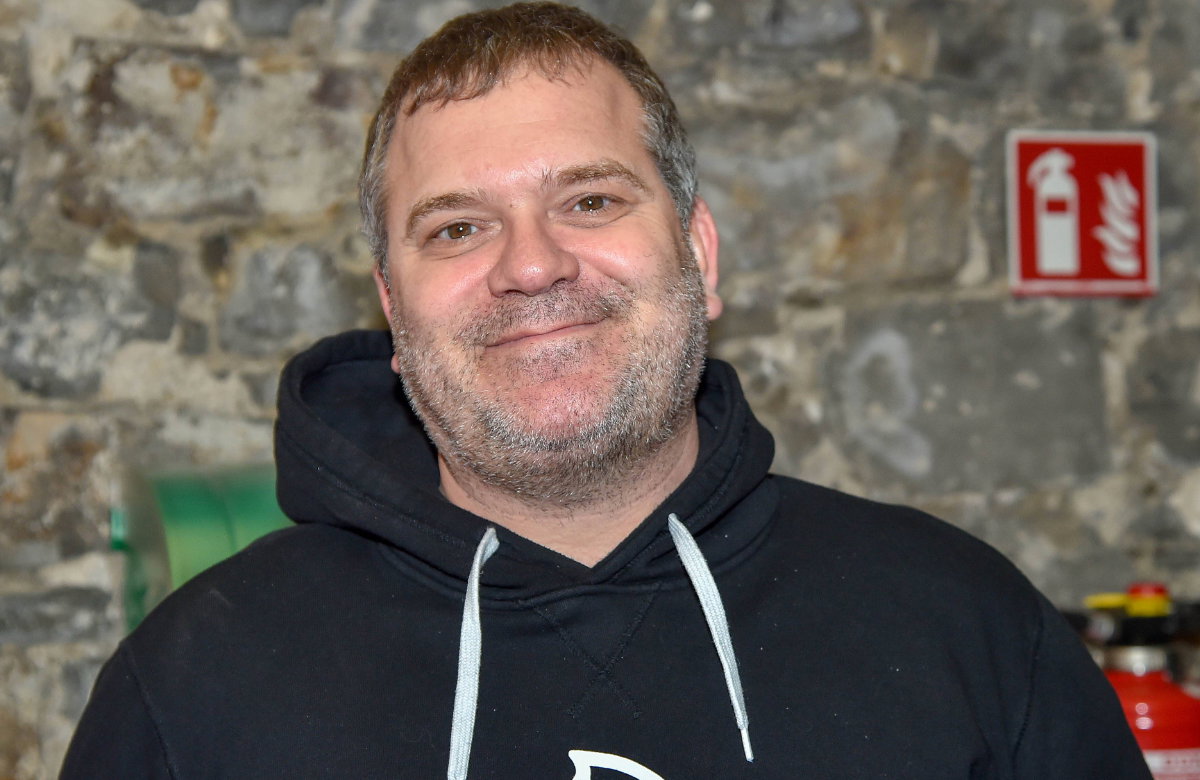 Elton ohne Brille vor Wand