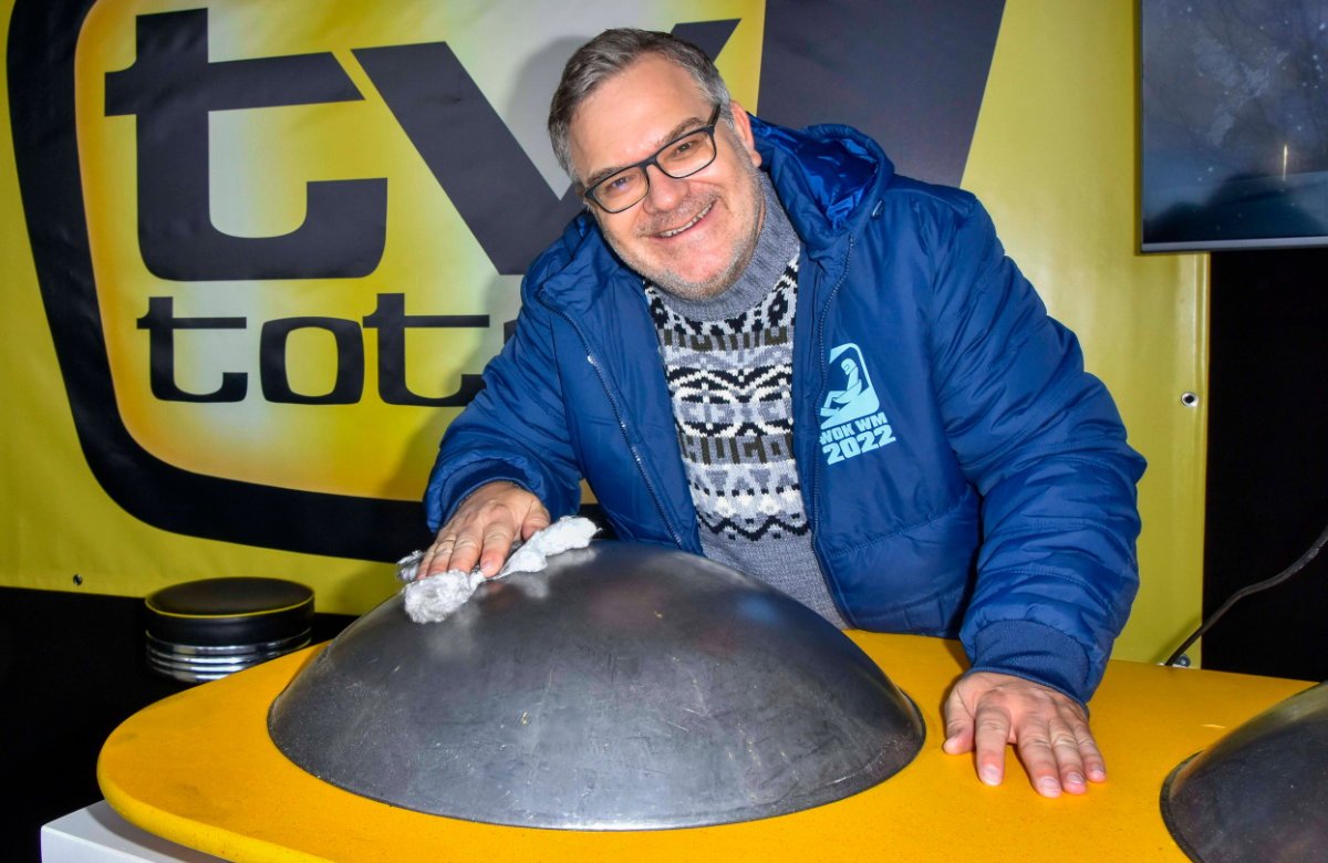 Elton poliert Wok