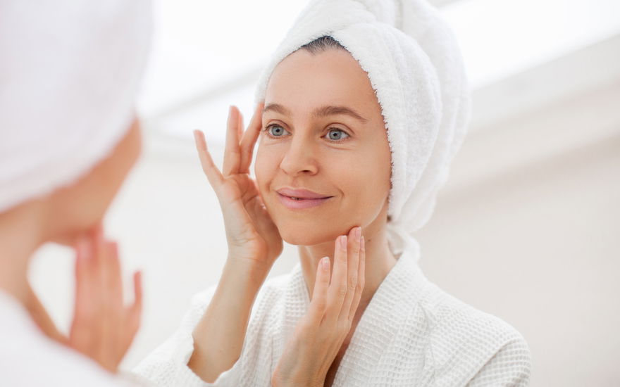 Frau bei Anti-Aging-Pflege