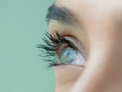 Laut Beauty-Bloggern: Im Frühling tragen wir unsere Wimpern in DIESER Farbe