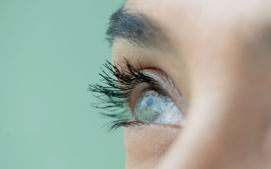 frau mit langen Wimpern