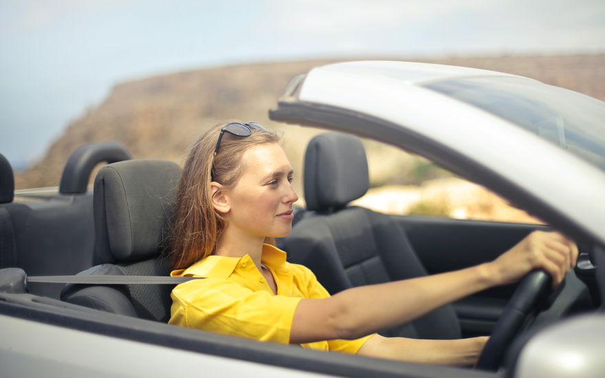 Junge Frau im Auto