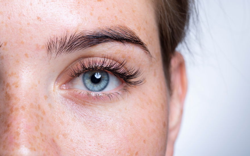 Frau mit blauen Augen und langen wimpern