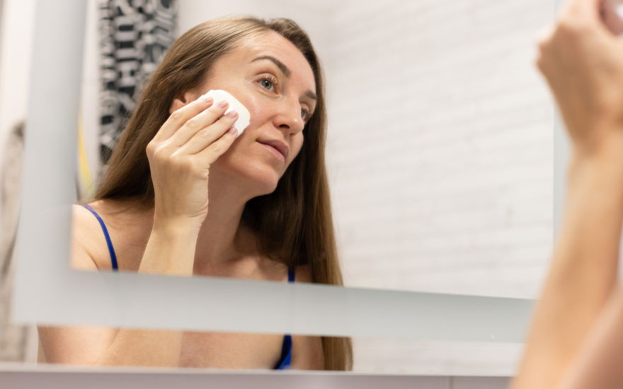 Frau trägt Serum auf