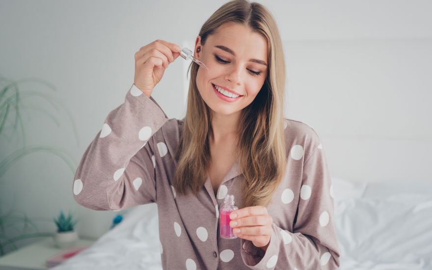 Frau trägt Anti-Aging-Serum auf