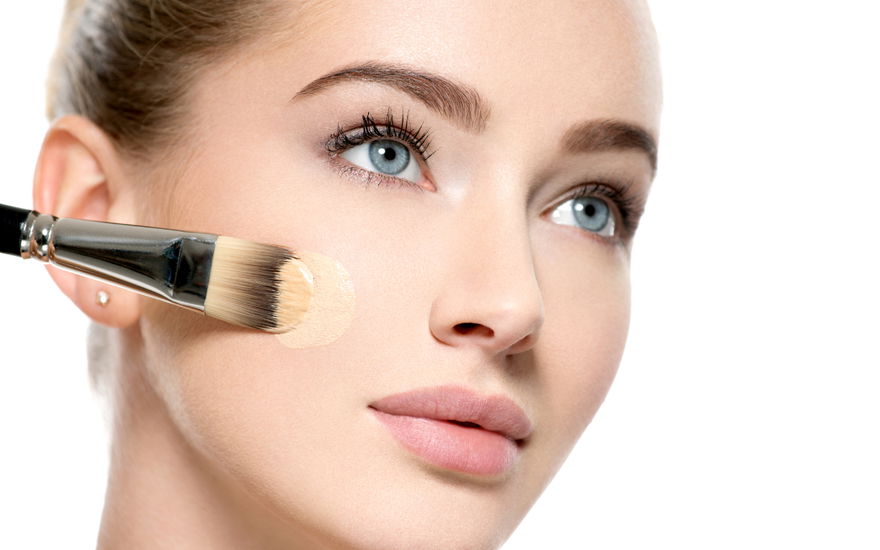 Frau mit Make-up im Gesicht