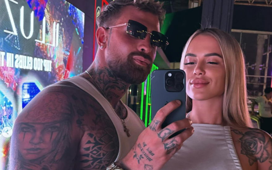 Gigi Birofio macht Selfie mit Freundin