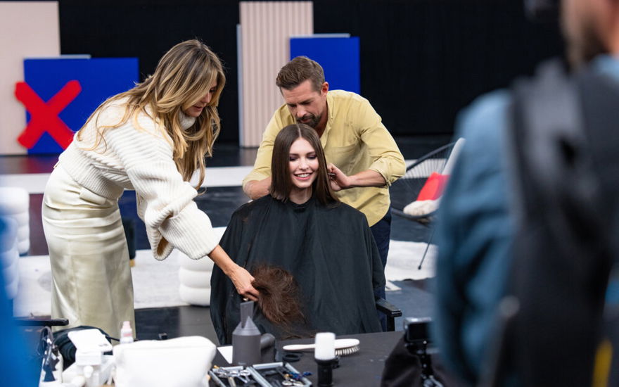 Heidi Klum und Klaas Heufer-Umlauf schneiden beim GNTM-Umstyling einer Kandidatin die Haare