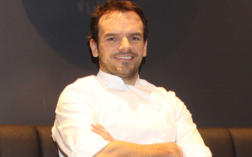 Steffen Henssler mit verschränkten Armen