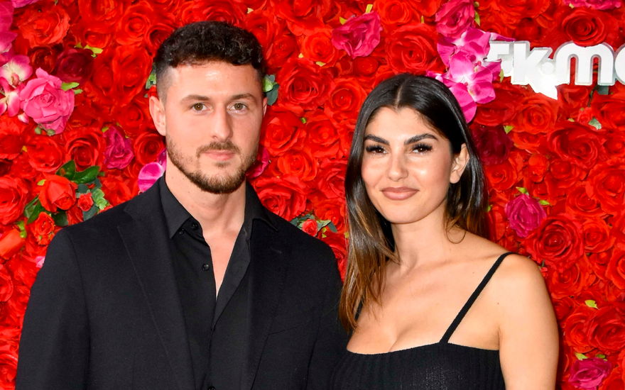 Jannik Kontalis & Yeliz Koc vor einer Rosenwand