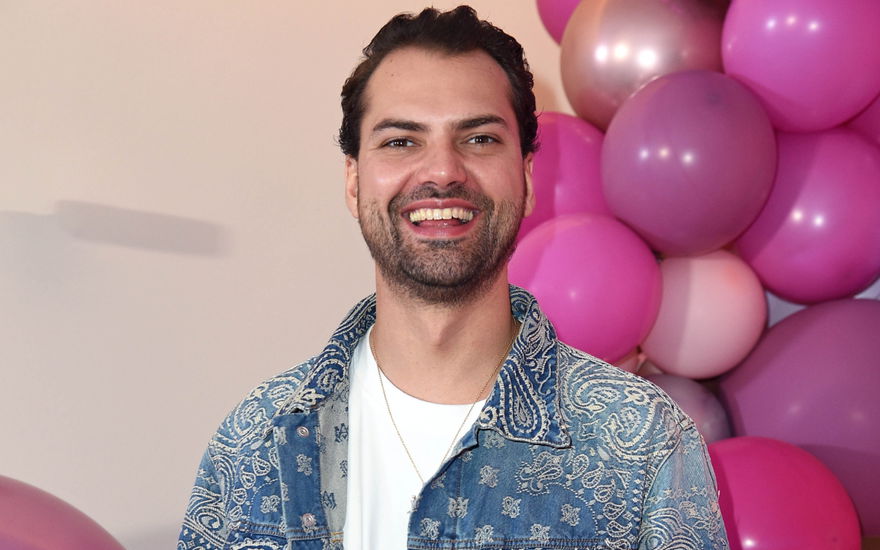 Jimi Blue Ochsenknecht vor pinken Ballons