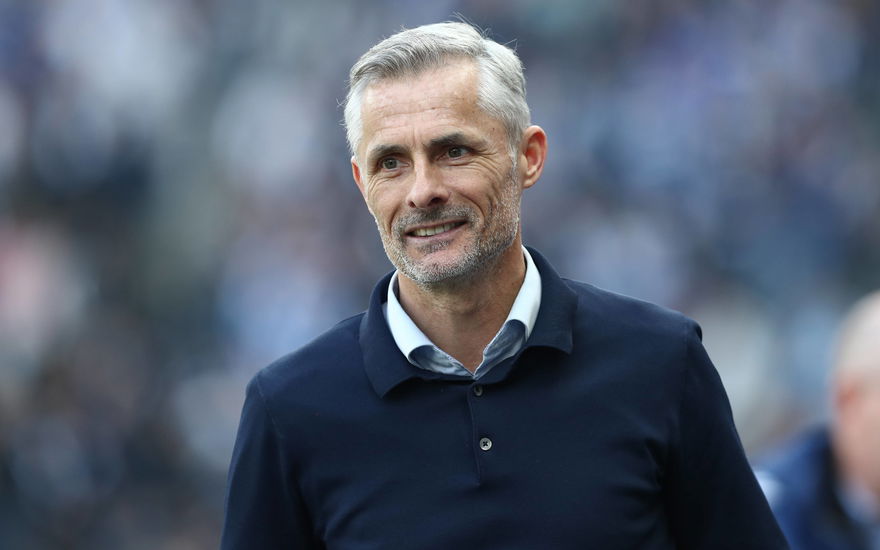 Trainer Kees van Wonderen lacht während Schalke-Fußballspiels