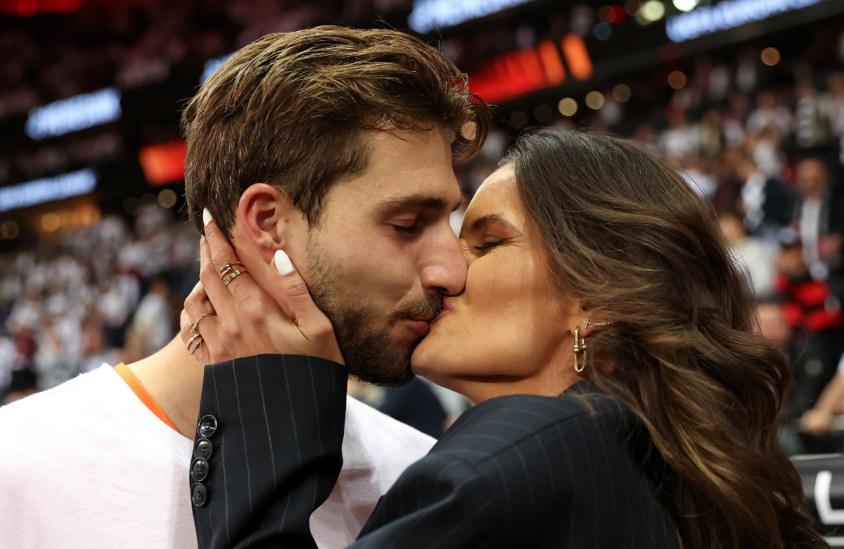 Kevin Trapp und Izabel Goulart küssen sich