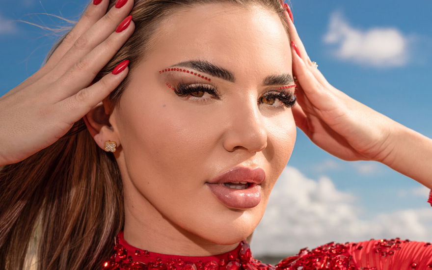 Kim Virginia Promis unter Palmen