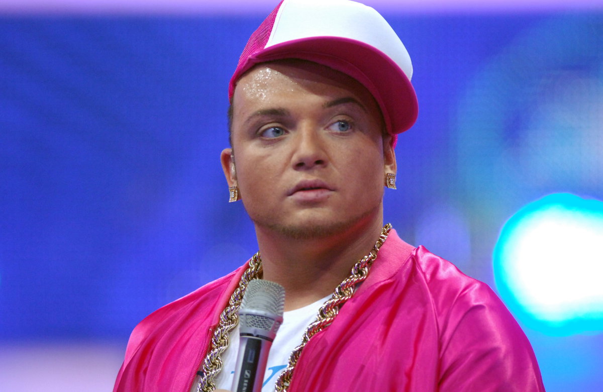 Menowin Fröhlich, pinkes Outfit