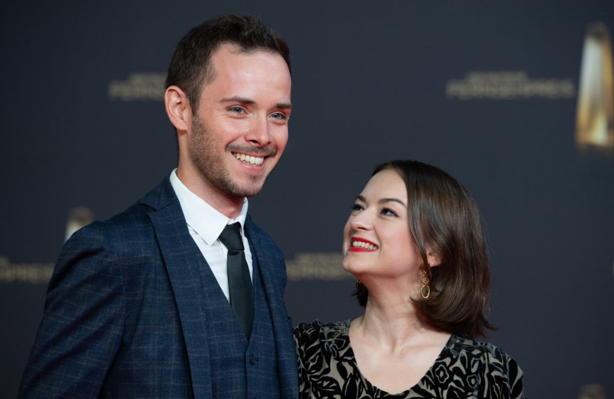 Michelle Barthel strahlt einen Mann an
