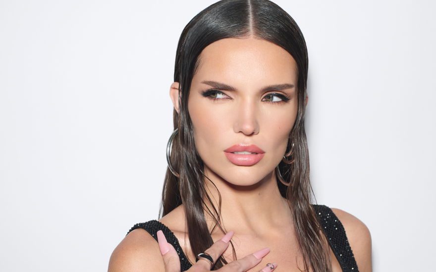 Frau mit fixiertem Make-up