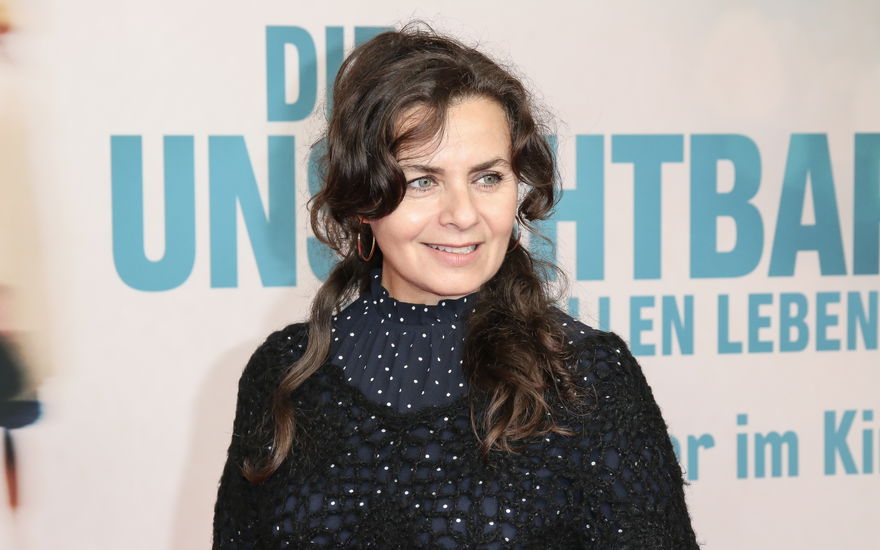 Naomi Krauss guckt zur Seite und lächelt