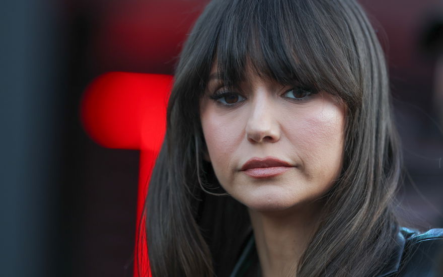 Nina Dobrev schaut traurig