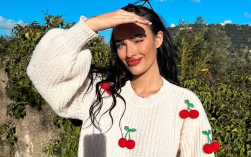 Paulina Ljubas schaut in Sonne