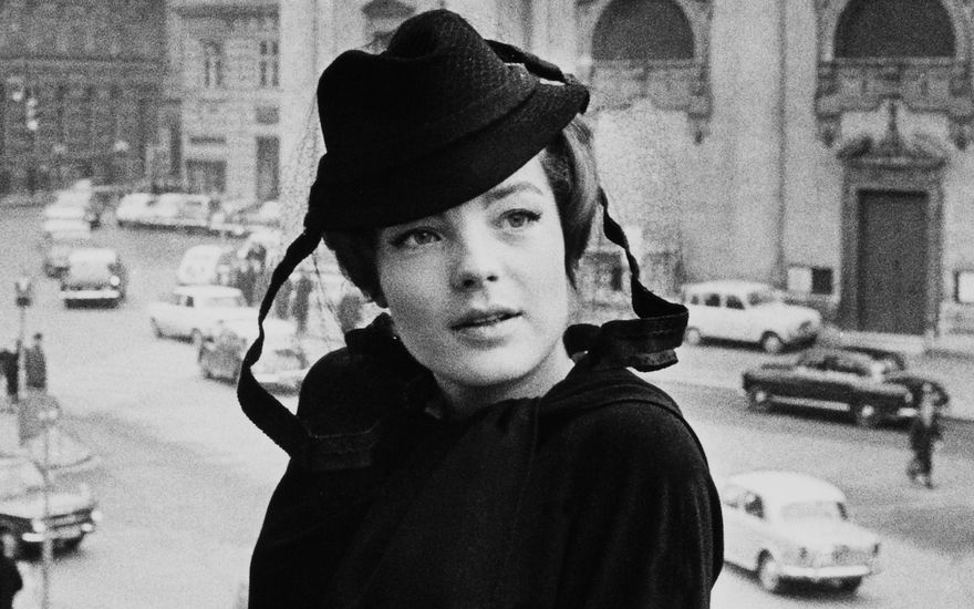 Romy Schneider in Schwarz