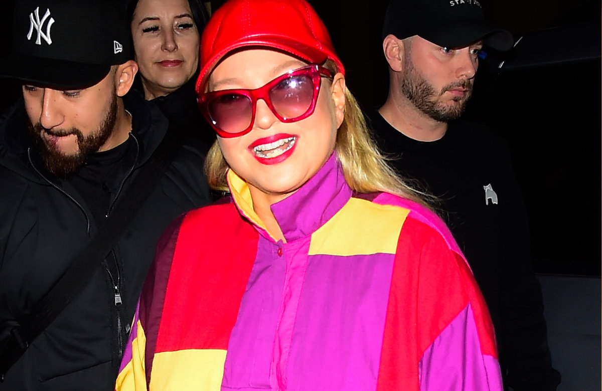 Sia mit Cap und Sonnenbrille