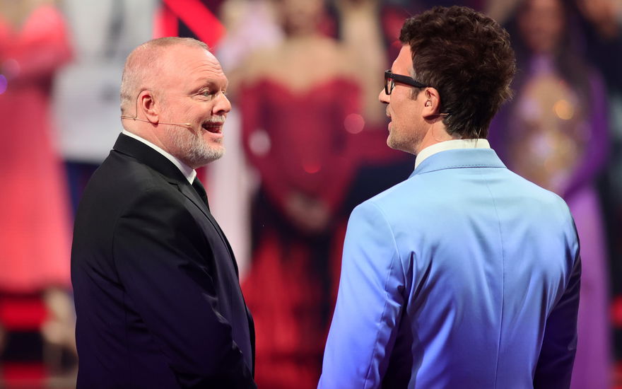 Stefan Raab und Daniel Hartwich unterhalten sich bei "Let's Dance"