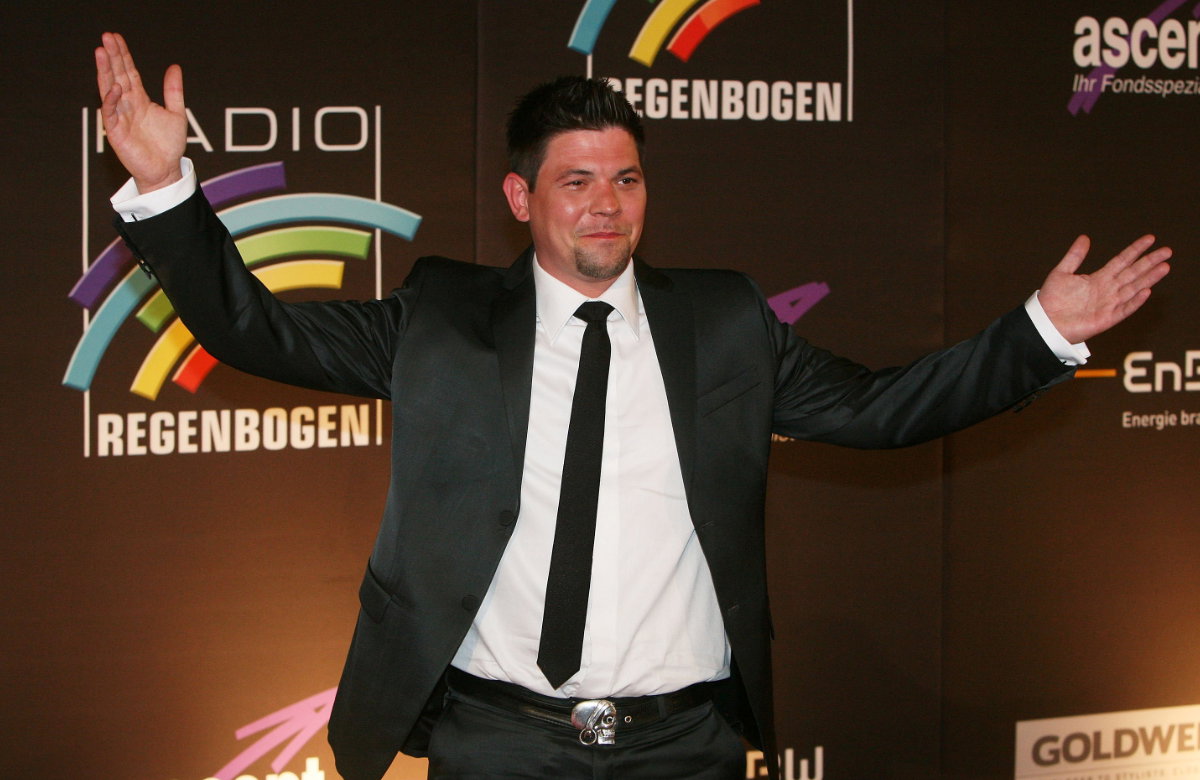 Tim Mälzer hebt die Arme