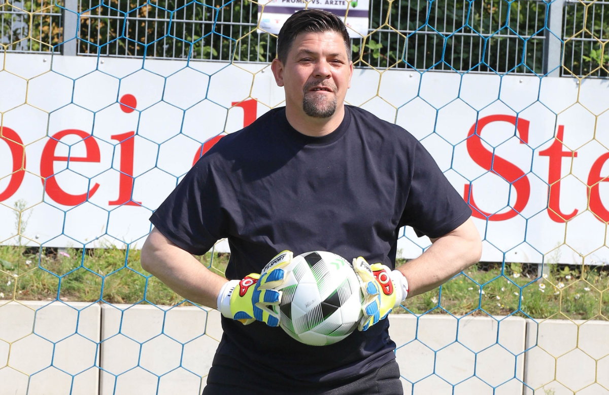 Tim Mälzer auf Fußballplatz