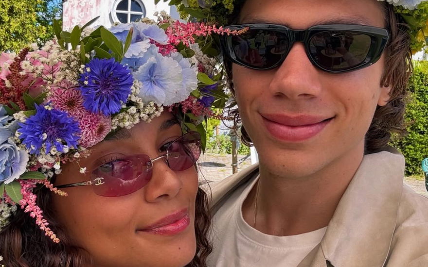 Yasmine Dahlberg mit Blumenkränzen auf dem Kopf