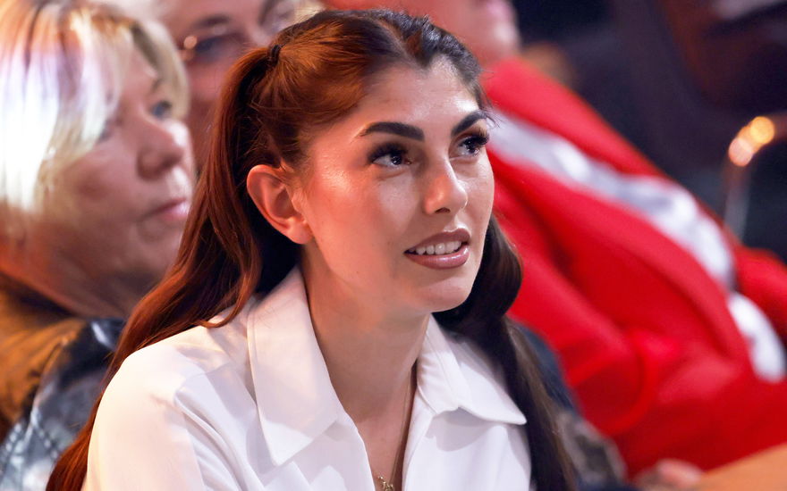 Yeliz Koc guckt ernst zur Seite