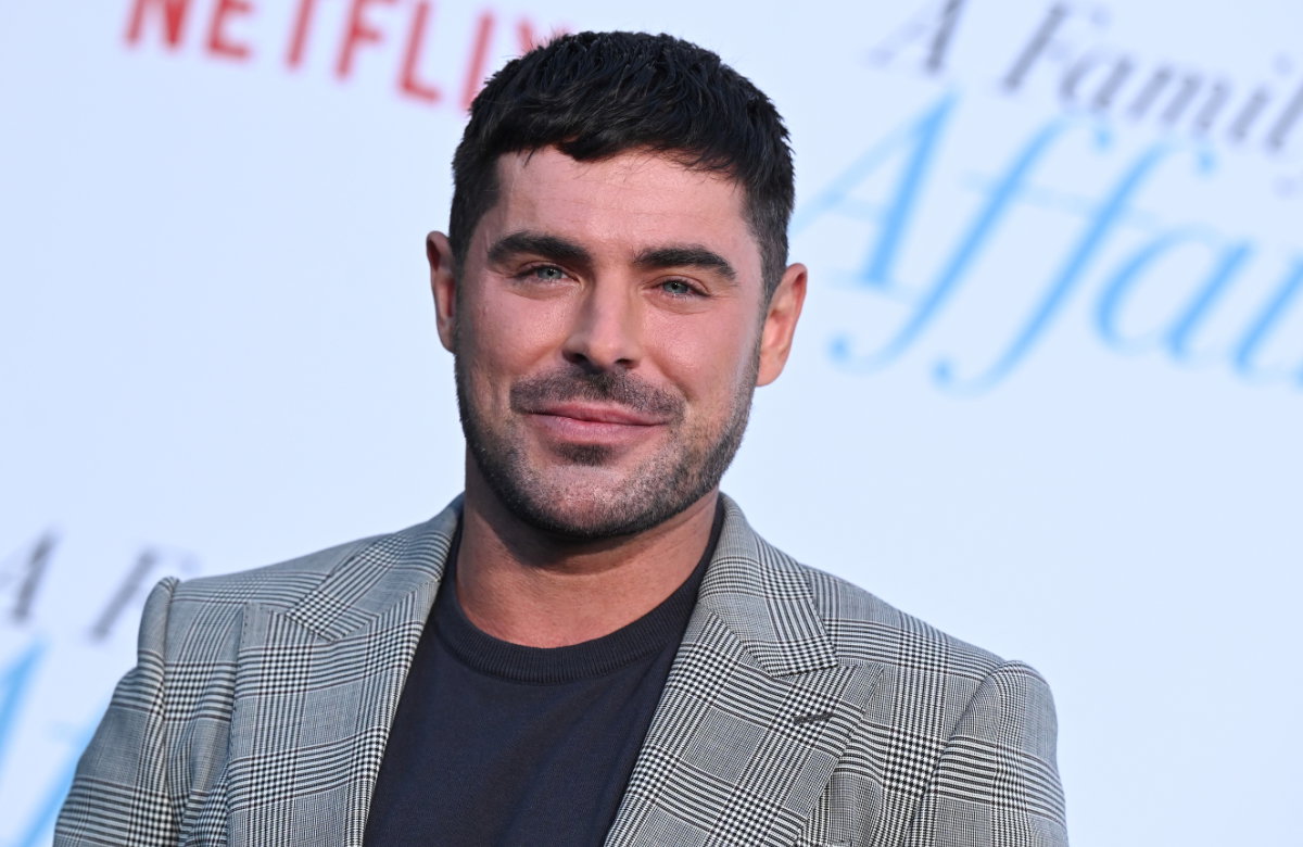 Zac Efron presst seine Lippen aufeinander