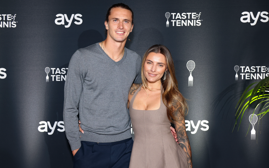 Alex Zverev und Sophia Thomalla posieren zusammen