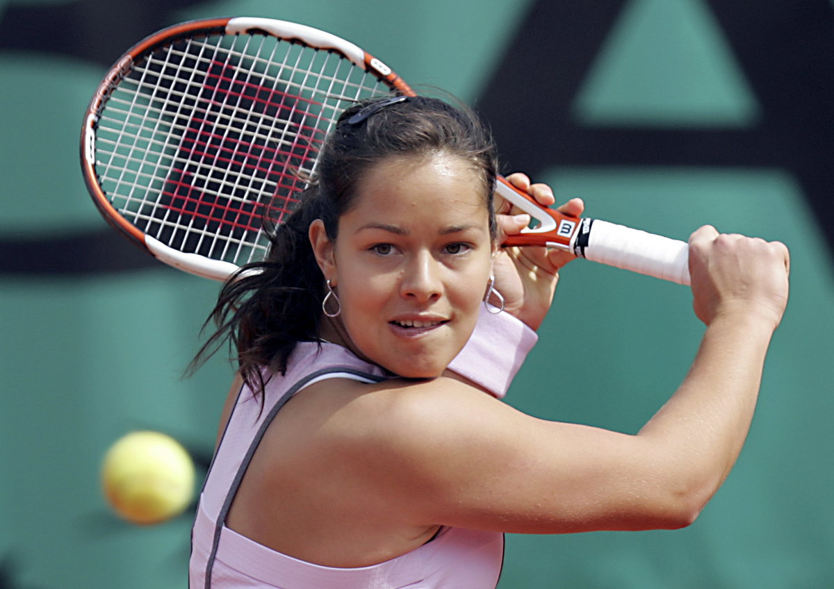 Ana Ivanović beim Tennisspielen im Jahr 2006