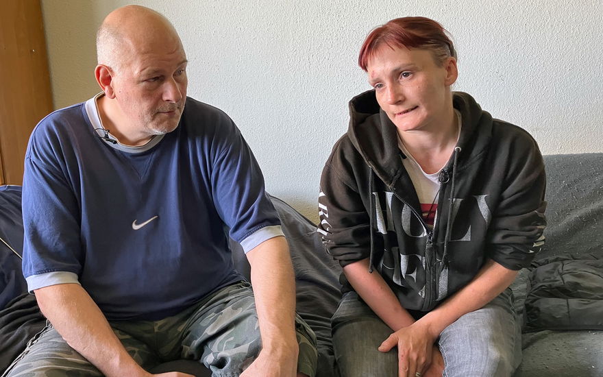 Carola und ihr Freund Stefan sitzen bei "Armes Deutschland" auf dem Sofa