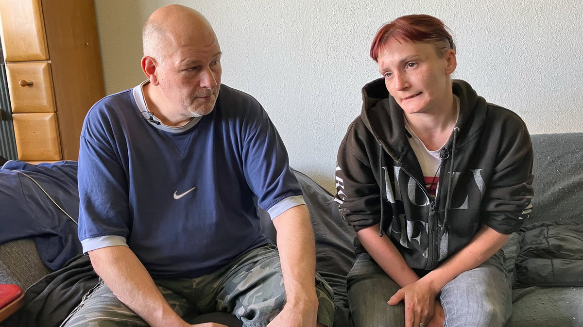 Carola und ihr Freund Stefan sitzen bei "Armes Deutschland" auf dem Sofa