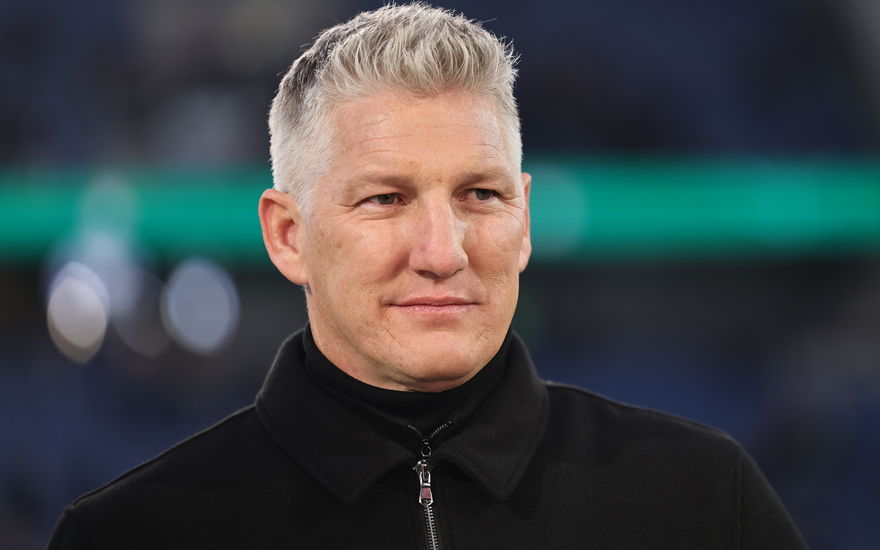 Bastian Schweinsteiger lächelt und schaut zur Seite