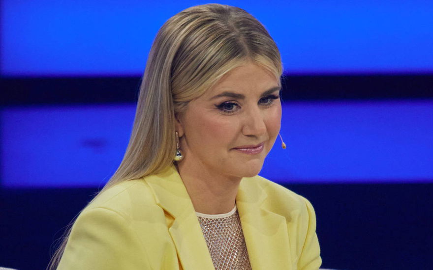 Beatrice Egli guckt traurig
