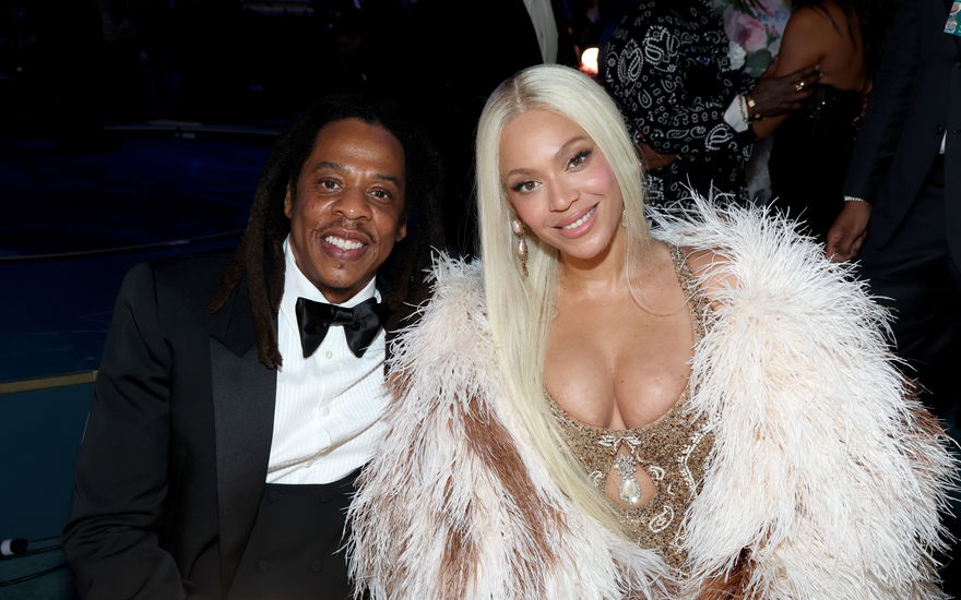 Jay-Z und Beyoncé posieren für die Fotografen und lächeln