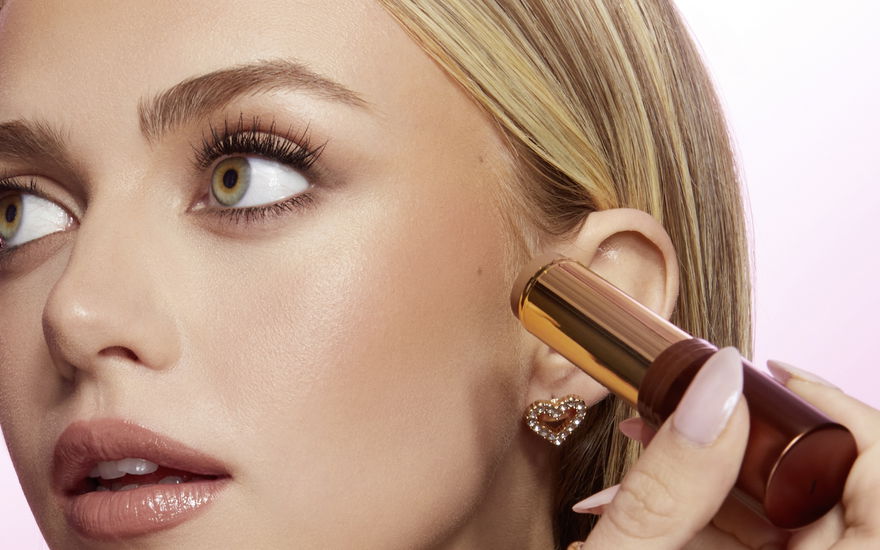 Frau trägt Bronzer auf
