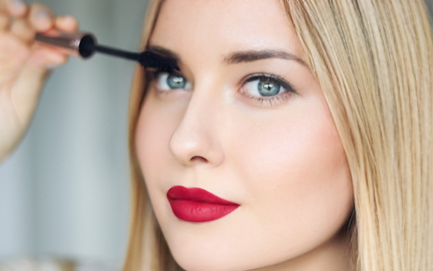Frau tuscht wimpern