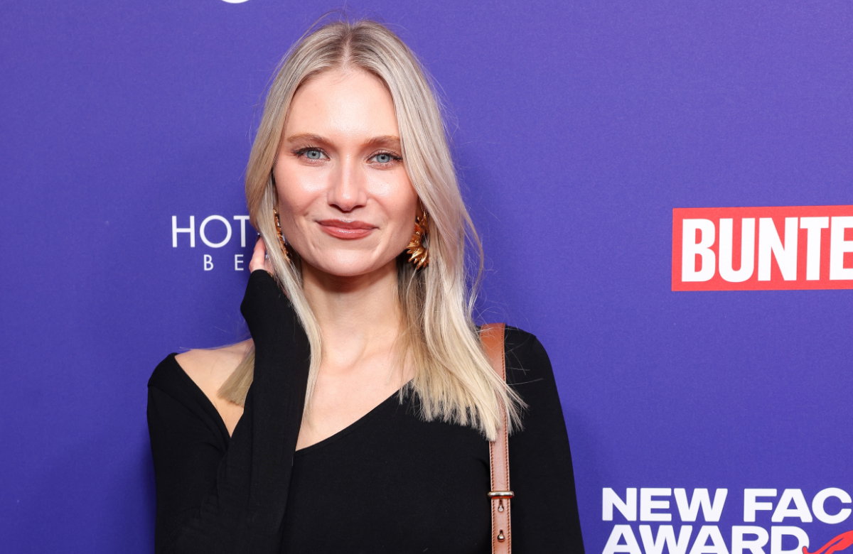 Carolin Niemczyk im schwarzen Kleid