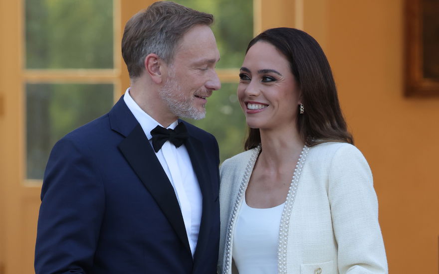 Christian Lindner und Franca Lehfeldt schauen sich verliebt an