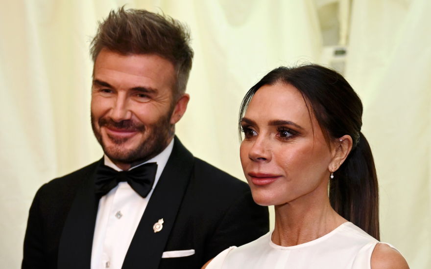David Beckham lacht verkrampft, Victoria Beckham angespanntes lachen
