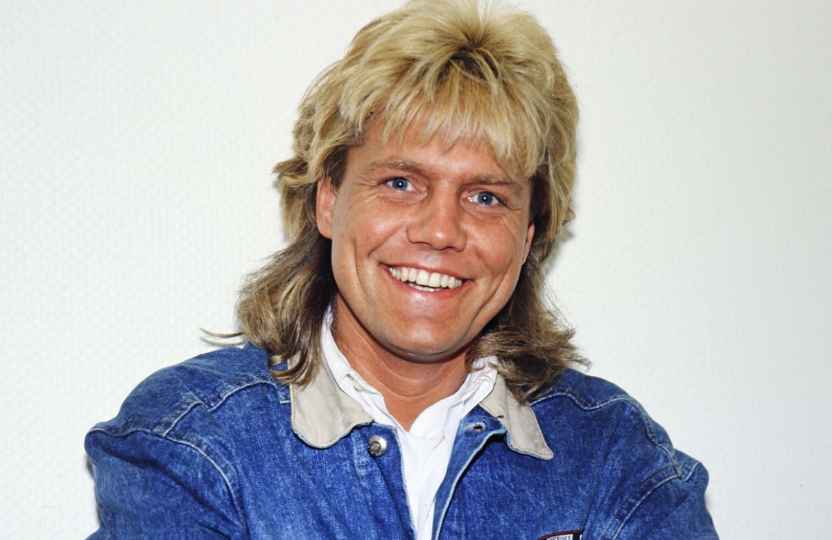 Dieter Bohlen lächelt vor weißer Wand