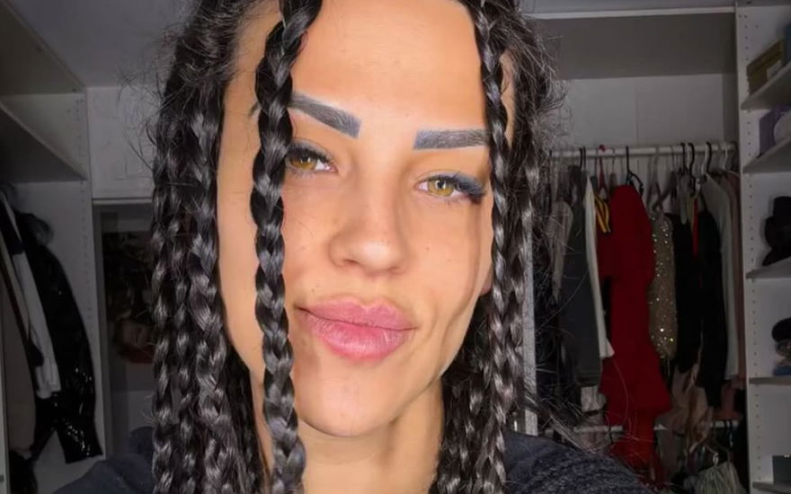 Elena Miras mit mehreren geflochtenen Zöpfen