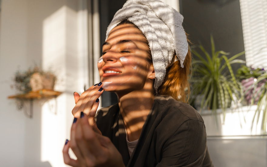 Frau im Schatten mit Creme